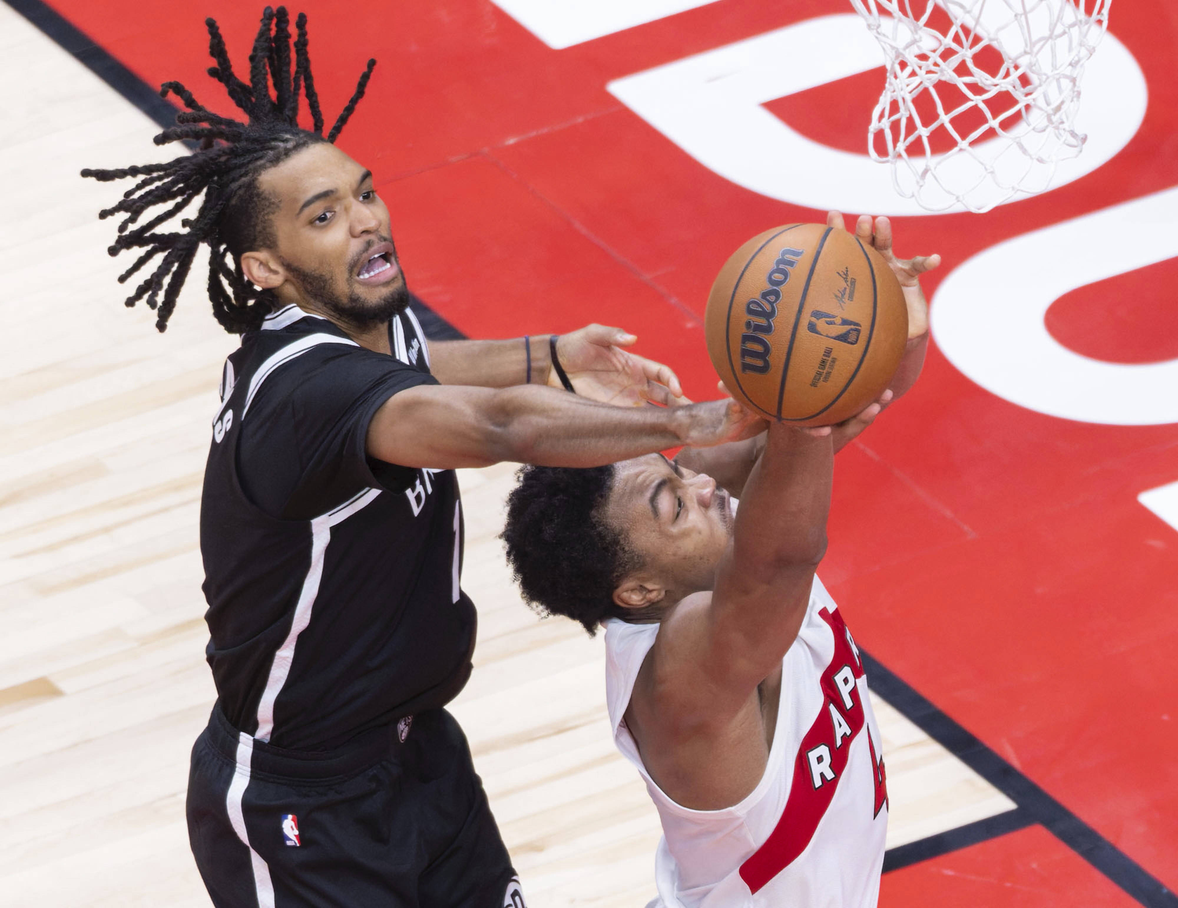 开云体育-赛地聚焦——NBA总决赛关键时刻热度飙升，多伦多猛龙防线松动，信心回归，训练强度明显提升