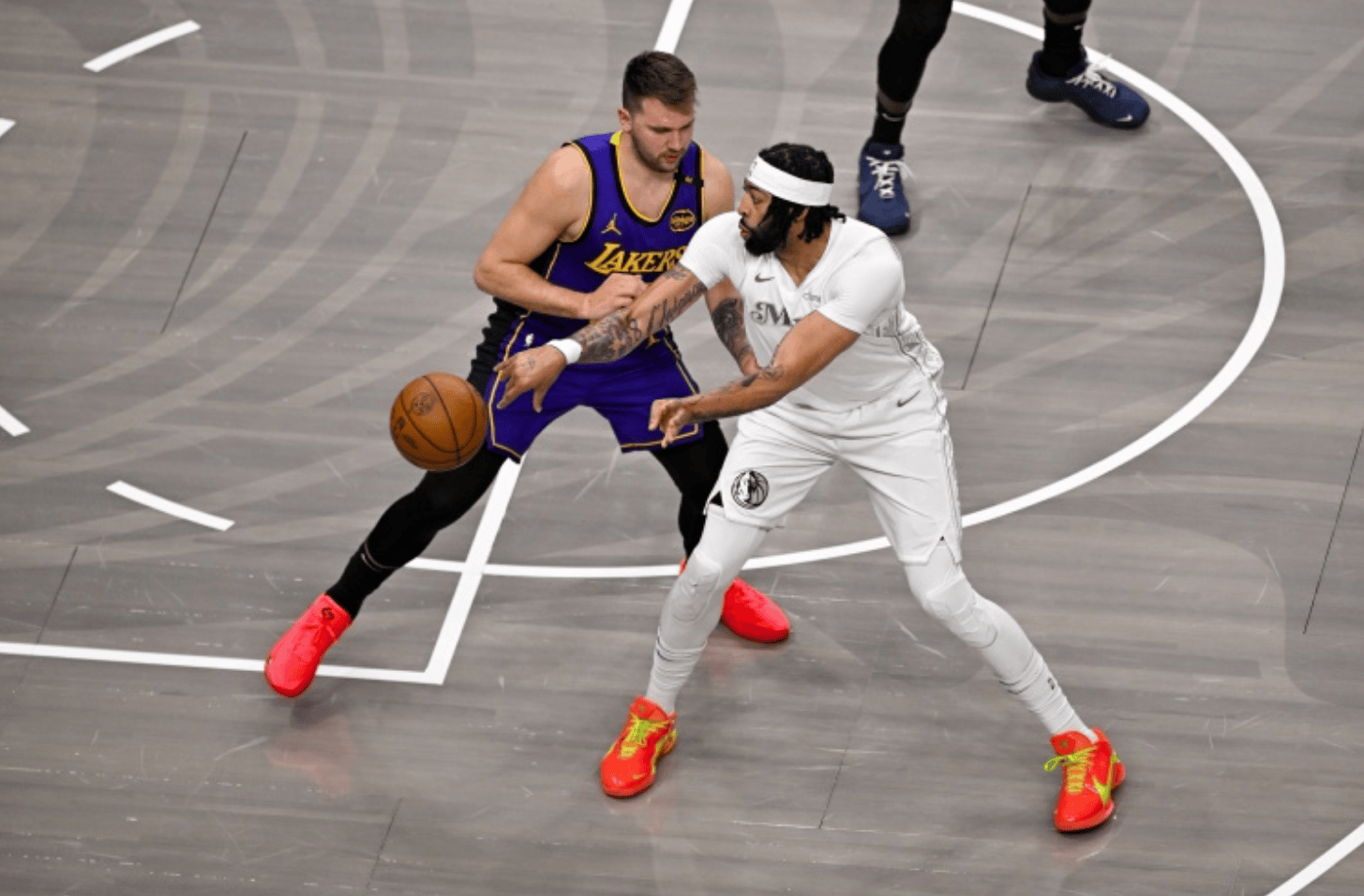 里昂发布备战花絮，冲刺阶段篮板制胜，NBA总决赛任务艰巨，资深球员宣示担当(火箭队再添1位全明星)